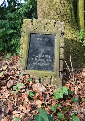 schöner kleiner sehr alter Grabstein auf einem Friedhof in Unna