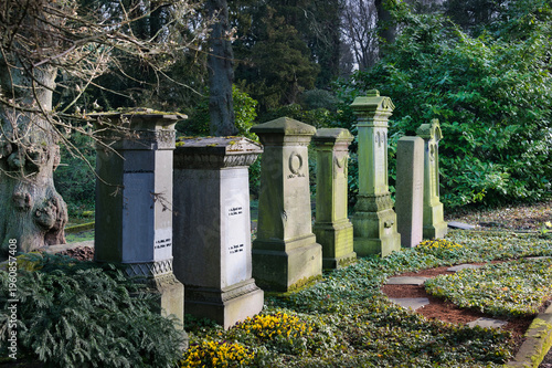 Großes Familiengrab mit mehreren einzelnen Grabsteinen auf einem Friedhof in Unna