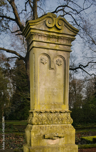 schöner sehr alter mit Ornamenten Verzierter Grabstein
auf einem Friedhof in Unna