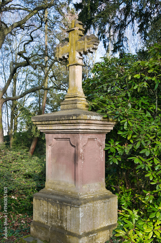 großer Grabstein mit Kreuz
