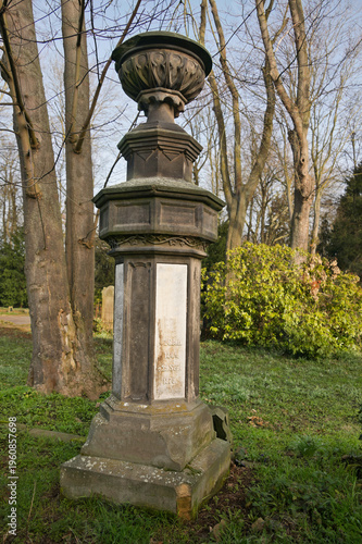 alter Grabstein als Säule