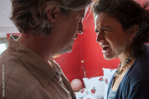 Canvas Print Woman shouting in mans face in bedroom