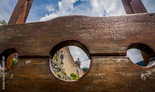 Fotografie Stocks and impalement scene in front of Poenari ruined castle, home of Vlad the