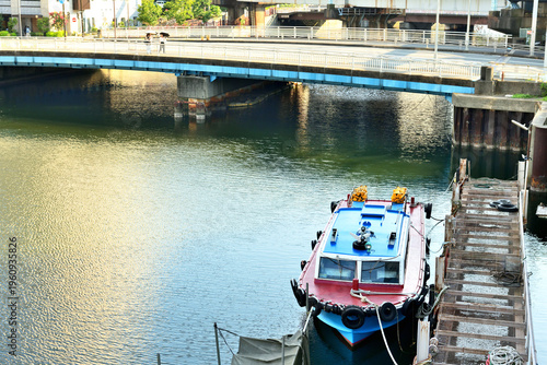 河口に船が停まる快晴の大岡川