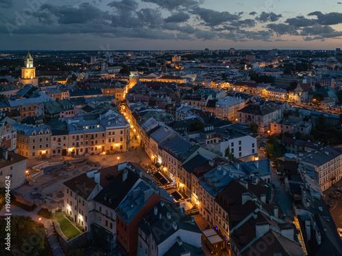 achód słońca nad centrum Lublina z widokiem na Stare Miasto i malownicze niebo