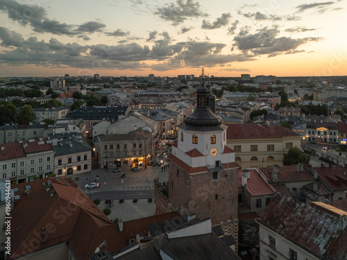 Zachód słońca nad centrum Lublina z widokiem na Stare Miasto i malownicze niebo.