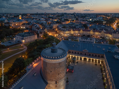 achód słońca nad centrum Lublina z widokiem na Stare Miasto i malownicze niebo