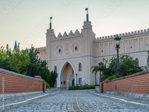 Główne wejście i fasada Muzeum Narodowego na Zamku w Lublinie, zabytkowa architektura