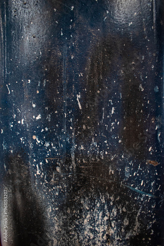 Hermosa imagen vertical de una pared de metal con manchas de pintura viejas para textura