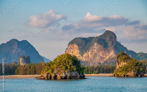 Schilderij op canvas Tropical paradise of Railay Beach in Phuket with limestone cliffs and crystal wa