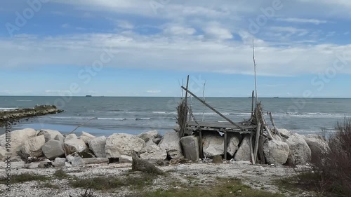Bauwerk aus Strandgut am Strand des Lido di Venezia - Zeitraffer / Timelapse