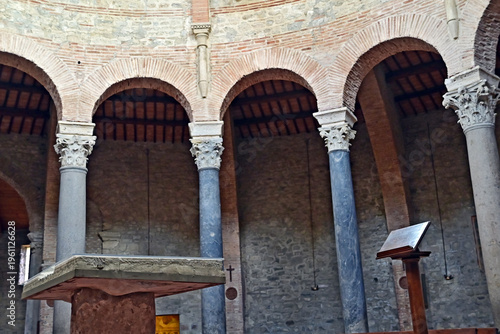 Foto Perugia, interno del Tempio di San Michele Arcangelo, Umbria, Italia