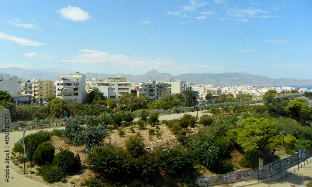 Obraz premium Greece, Crete, Heraklion, Nikos Kazantzakis and Manos Hatzidakis Park, view of the city and mountains