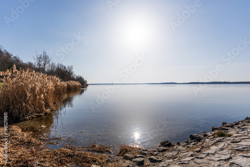 Der Cospudener See bei Leipzig an einem sonnigen Frühjahrstag im März