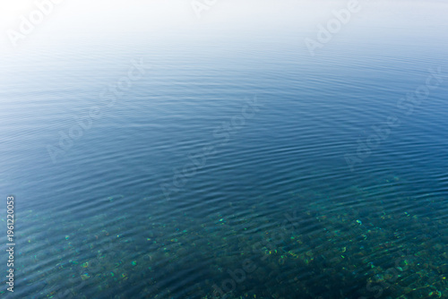 Eine ruhige blaue Wasseroberfläche