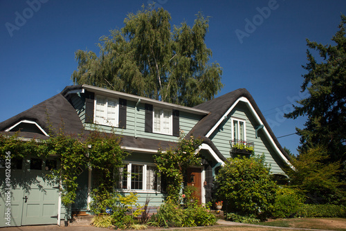 Schilderij op canvas 19th-century Tudor-style house with garden in Northeast Lloyd District, Portland