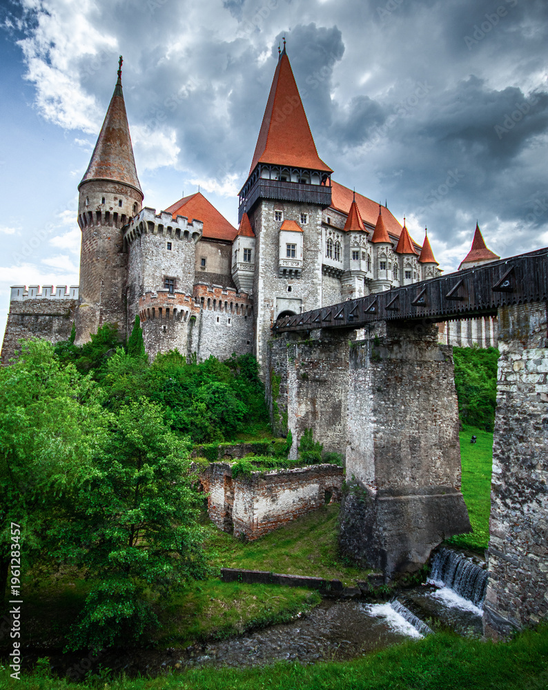 Fototapeta premium Hunedoara Castle, also known a Corvin Castle or Hunyadi Castle, is a Gothic-Renaissance castle in Hunedoara, Romania 