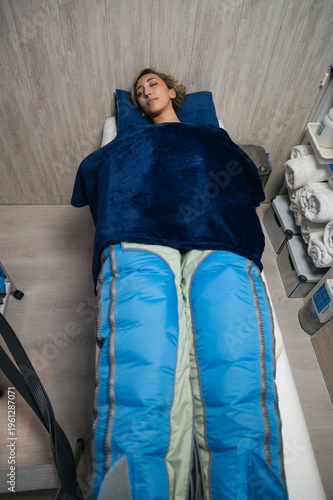 Fotografi Woman receiving pressotherapy lymphatic drainage treatment in clinic