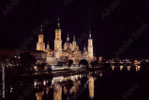 Vista de la ciudad de noche en Zaragoza desde el rio y el puente viejo