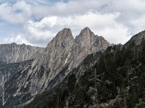 Montañas Els Encantats en los Pirineos españoles haciendo senderismo