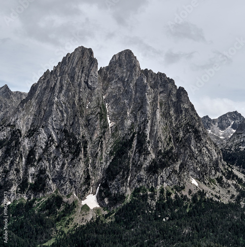 Montañas Els Encantats en los Pirineos españoles haciendo senderismo