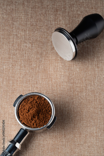 Foto An overhead shot of a portafilter basket filled with ground coffee powder, with