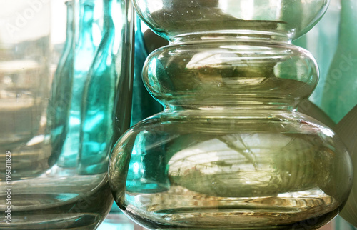 Spiegelung auf Dekorgläsern - reflections on yellow-green flower glasses