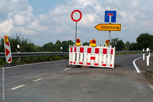 Tableau sur toile Gesperrte Landstraße mit Umleitung