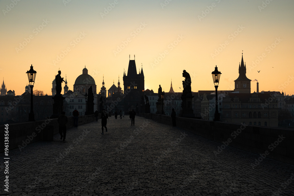 Obraz premium charles Bridge in Prague Czech Republic at sunrise with historic statues