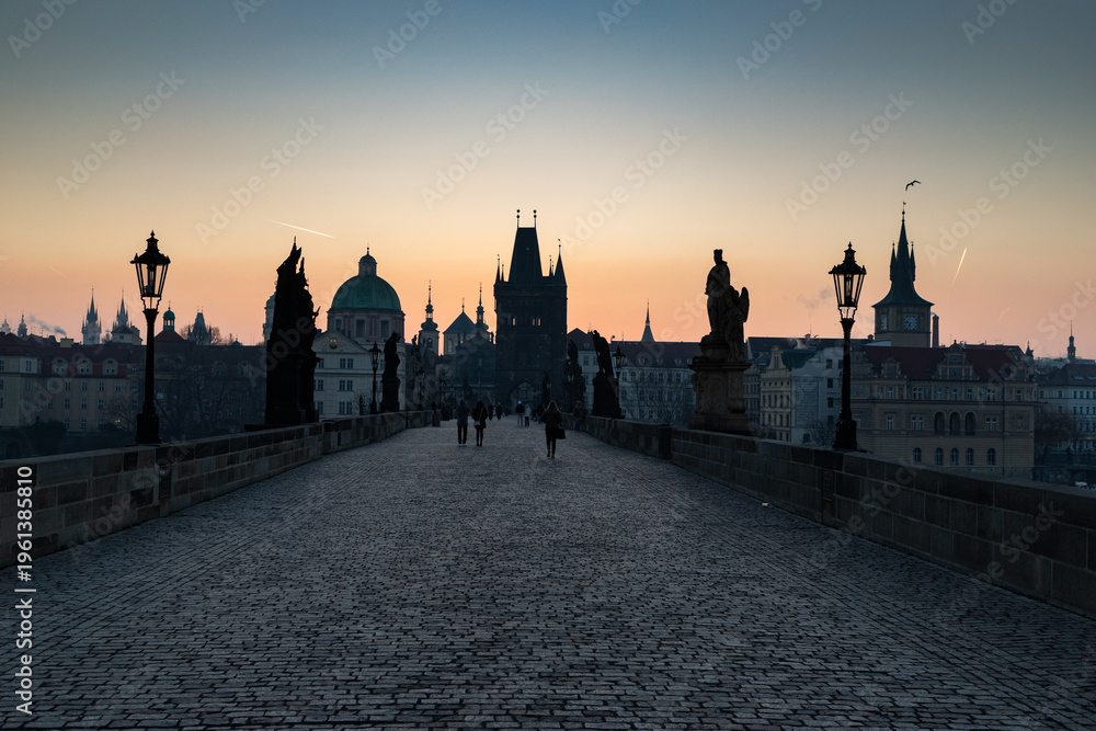 Obraz premium charles Bridge in Prague Czech Republic at sunrise with historic statues