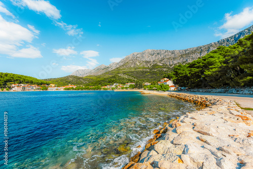 Foto Stunning pebble beach in Drvenik with crystal clear turquoise water and the Biokovo mountain in the Makarska Riviera, Croatia