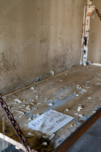 Prison cell with phone instructions left by the prisoner