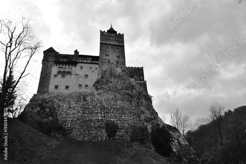 Vue en contre-plongée du Château de Bran, aussi appelé Château de Dracula, en noir et blanc.