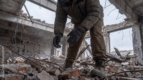 Foto Person surveying the extensive damage and scattered debris within a severely ruined building after devastating conflict