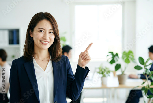 指差す若い日本人女性（ポイント・要点）　Generative AI