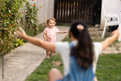 Fotografía Child running toward a parent outdoors with open arms