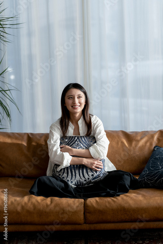 ソファに座る若い日本人女性