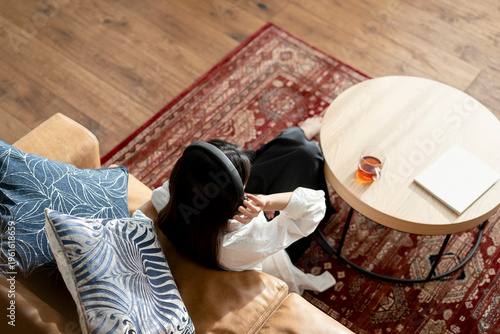 ヘッドフォンで音楽を聴く女性