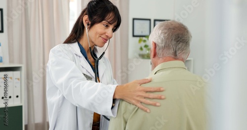 Canvas Print Woman, doctor and heart beat with senior patient for healthcare checkup or visit in hospital