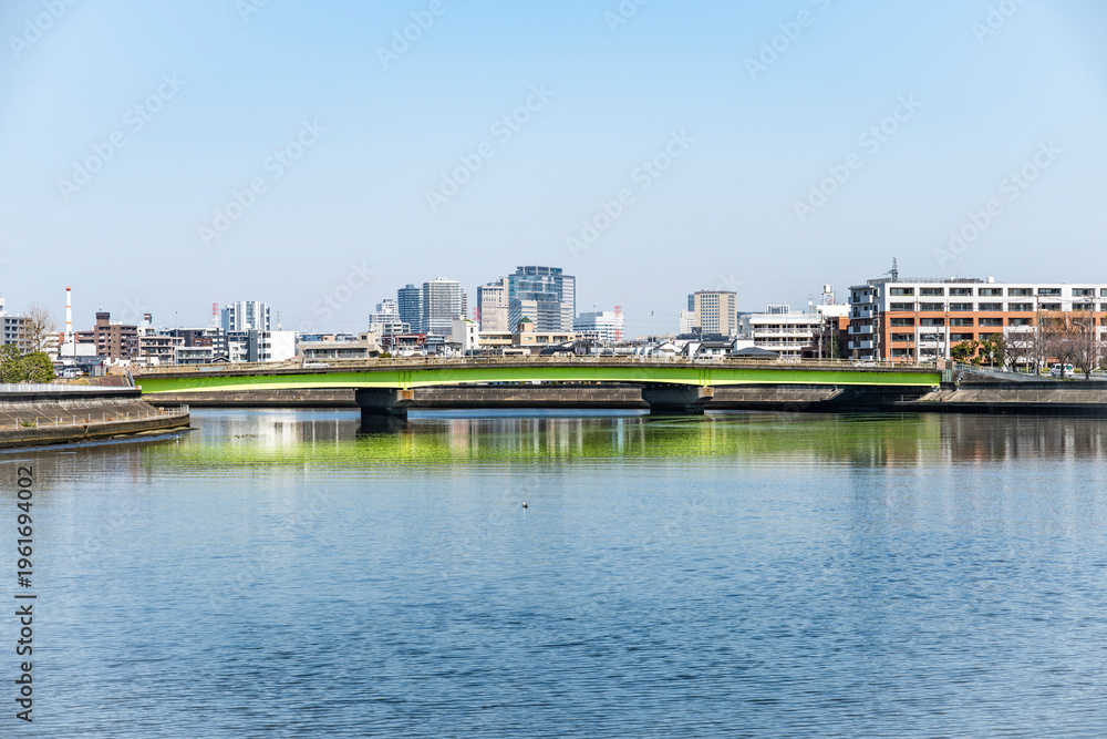 Fototapeta premium 神奈川県を流れる鶴見川の風景
