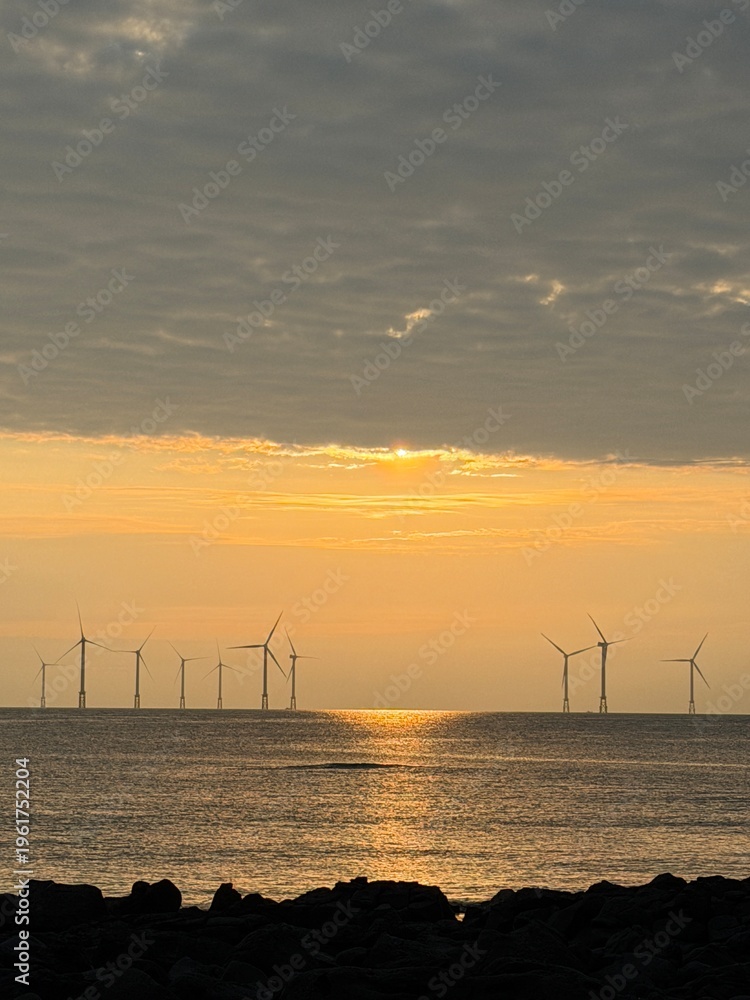 Obraz premium wind turbines at sunset