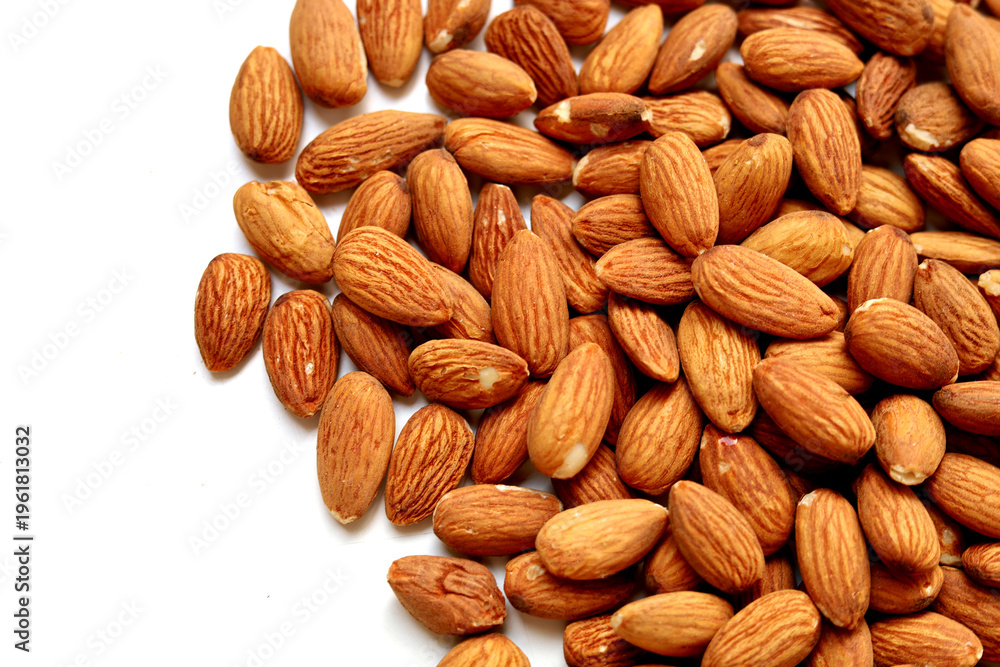 Fototapeta premium Almond nuts isolated on white background