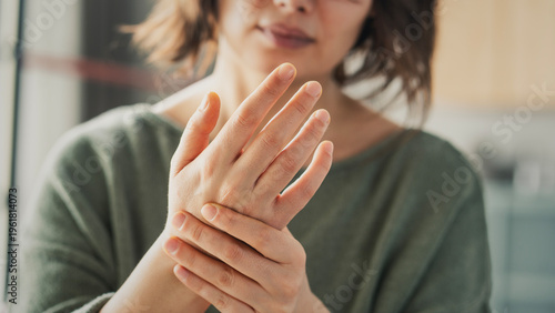 Fotografia Young woman with wrist pain