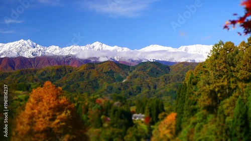 晩秋の色づく里山と冠雪したばかりの北アルプス　ジオラマ撮影　パン　タイムラプス