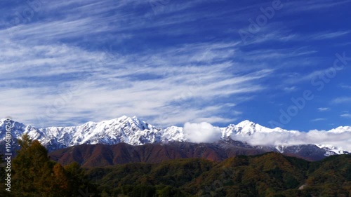 秋の空と冠雪の北アルプス、里山　パン