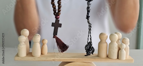 Obraz na płótnie Balancing faith and community values through wooden figures and prayer