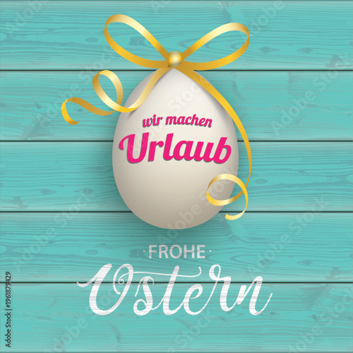 Wir machen Urlaub Osterei auf grünen Holzbrettern