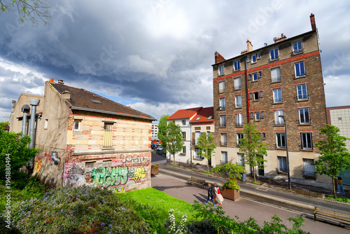 Cuadro en lienzo Street and old buildings in the center of Ivry-sur-Seine city