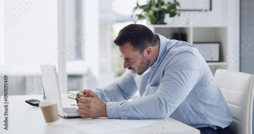 Fotografi Business, man and frustrated with laptop in office for market crash, financial loss and stocks plummet
