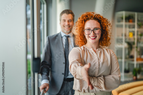 Billede på lærred Businesswoman extending hand for handshake welcoming new partner